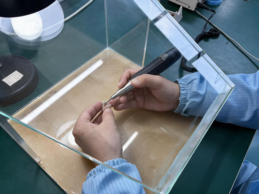 重塑佩戴美学丨当航天碳纤维遇上大师手作，聆康定制助听器如何“深藏不露”？(图4)